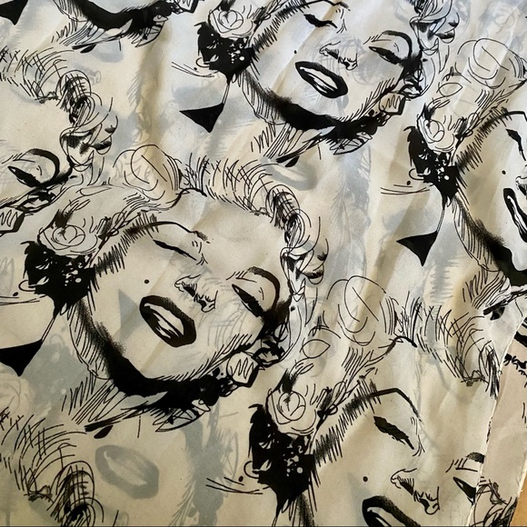 Marilyn Monroe Scarf - Picture 2 of 3